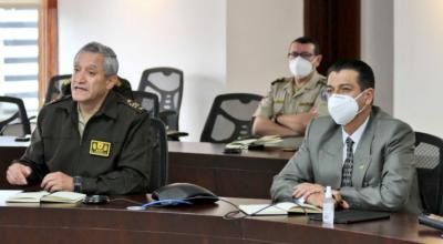 El comandante de la Policía, Patricio Carrillo, junto al ministro de Gobierno, Patricio Pazmiño, el 15 de diciembre de 2020. 