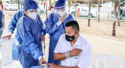 Un hombre recibe atención médica en una carpa instalada por el Municipio de Guayaquil para pacientes con Covid-19-