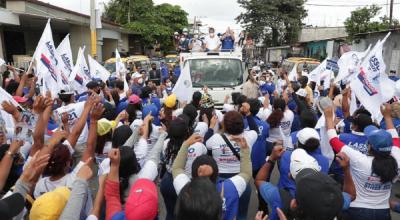 El candidato de la alianza CREO-PSC, Guillermo Lasso, realizó una caravana en Guayaquil, el 10 de enero de 2021. 