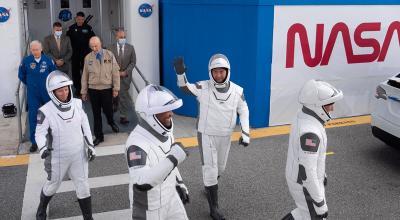 Astronautas de la NASA previo a abordar la nave espacial SpaceX Crew Dragon para el lanzamiento de la misión Crew-1, el domingo 15 de noviembre de 2020.