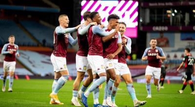 Los jugadores del Aston Villa se abrazan y celebran un gol.