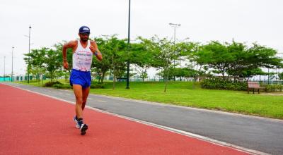 El marchista ecuatoriano Claudio Villanueva entrena en Guayaquil, este viernes 15 de enero de 2021.