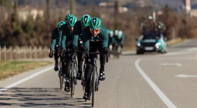 Ciclistas del equipo Bora Hansgrohe durante un entrenamiento de pretemporada, el 15 de enero de 2021.