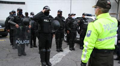 Miembros de la Policía en un operativo de control en Quito, el 2 de julio de 2020. 