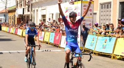 El ciclista Ronniel Campos celebra su victoria en la Etapa 2 de la Vuelta al Táchira, el lunes 18 de enero de 2021.