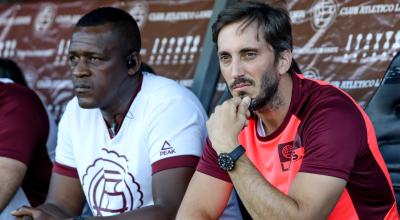 Carlos Gruezo y Luis Zubeldía observan el partido entre Lanús y Universidad Católica de Ecuador por Copa Sudamericana, el 12 de febrero de 2020, en Buenos Aires.