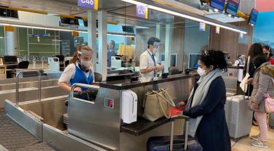 Personas en el Aeropuerto Internacional Mariscal Sucre, en Quito, el 19 de enero de 2021