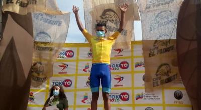 El venezolano Roniel Campos celebra en el podio la victoria de la Etapa 5 en la Vuelta al Táchira, este jueves 21 de diciembre de 2021.