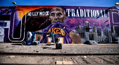 La artista callejera Ladie One trabaja en un mural de 56 metros, que celebra a la leyenda del baloncesto Kobe Bryant en Los Angeles, California, Estados Unidos, el 15 de enero de 2021.