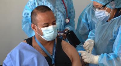Un médico recibe la primera dosis de la vacuna de Pfizer/BioNTech en Quito, el 21 de enero de 2021.