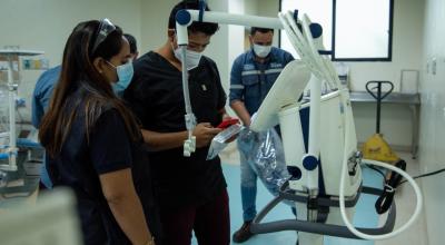 Personal técnico del H. Universitario de Guayaquil  recibe los ventiladores de la firma Rhoseim, enero de 2021.