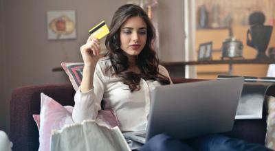 Imagen referencial. Una joven mujer haciendo compras a través de su laptop. 