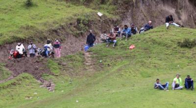 Migrantes venezolanos descansan en una colina, junto a un cruce fronterizo entre Colombia y Ecuador, el 29 de enero de 2021.
