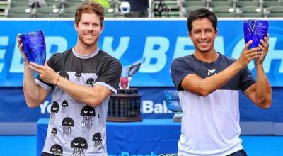 Ariel Behar (i) y Gonzalo Escobar (d) levantan el título de campeones el Delray Beach, el 13 de enero de 2021.