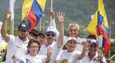 Candidato Gerson Almeida durante un recorrido en Manabí, el 31 de enero de 2021.