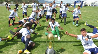 Los futbolistas de Guayaquil Sport festejan el título de Segunda Categoría, el 19 de diciembre de 2020, en Otavalo.