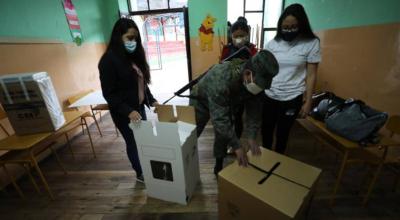 Un militar ayuda a jurados electorales a instalar un puesto de votación hoy en un centro electoral en Quito, 7 de febrero de 2021.