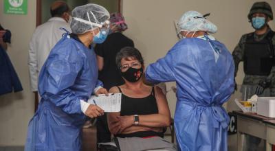Una enfermera recibe la vacuna contra el Covid-19 en el Centro de Salud Pumapungo, de Cuenca, el 22 de enero de 2021.