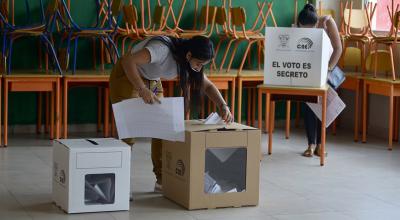 Una ciudadana deposita su voto en la primera vuelta electoral, este 7 de febrero de 2021, en la escuela Ileana Espinel Cedeño, en Guayaquil.