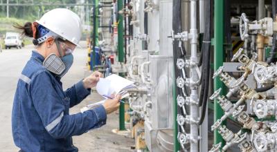 Trabajadora de Petroecuador durante sus actividades diarias en la Refinería de Esmeraldas, el 21 de enero de 2021.