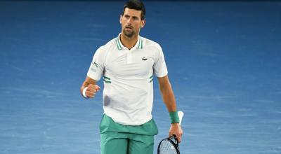 Novak Djokovic celebra su victoria ante Milos Raonic por los octavos de final del Abierto de Australia, el domingo 14 de febrero de 2021.