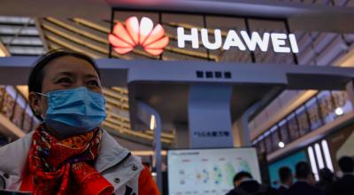 Una mujer frente a una tienda de la empresa Huawei, el  23 de noviembre de 2020