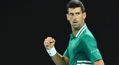 Novak Djokovic festeja su triunfo sobre Alexander Zverev en el Abierto de Australia, el 16 de febrero de 2021.