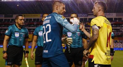 Adrián Gabbarini y Damián Díaz saludan al inicio del partido entre Liga y Barcelona, por la final de la LigaPro 2020, el martes 29 de diciembre. 