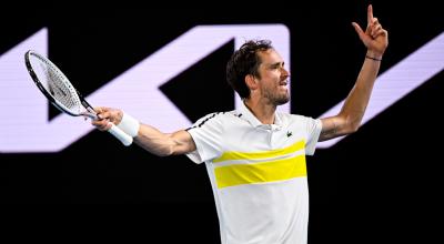 Daniil Medvedev celebra la victoria frente a Stefanos Tsitsipas en las semifinales del Abierto de Australia, el viernes 19 de febrero de 2021.