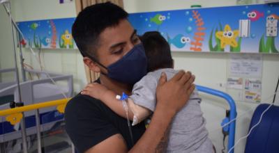 Un padre de familia abraza a su hijo que fue contagiado de coronavirus, el 8 de febrero de 2021.