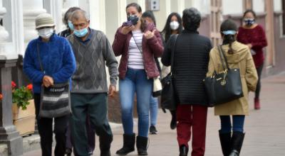 Personas caminan en el Centro Histórico de Cuenca, el 22 de febrero de 2021.