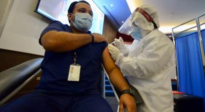 Vacunación de los servidores médicos en la UEES Samborondón, Guayaquil, 3 de febrero de 2021.