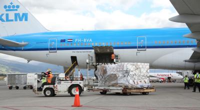 Un avión de KLM llegó al aeropuerto Mariscal Sucre de Quito, el 24 de febrero de 2021, con un cargamento de 17.500 dosis de la vacuna contra el Covid-19.