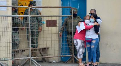 Familiares de los presos se lamentan frente al Centro de Privación de Libertad Zonal 8, en Guayaquil, el 24 de febrero de 2021.
