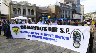 Antiguos miembros del Grupo de Intervención y Rescate (GIR) participaron en la protesta para exigir un mano transparente en el Isspol este 2 de octubre de 2020 en Quito.