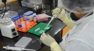 Un investigador tomando muestras para la elaboración de vacuna con tecnología ARNm, el 26 de febrero de 2021.