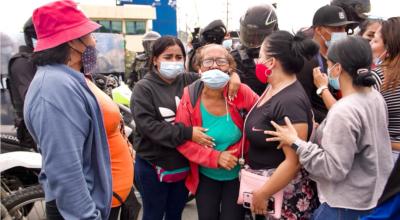 Familiares del los detenidos en la cárcel de Guayaquil exigían información, el 25 de febrero de 2021.