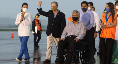 El exministro de Salud, Juan Carlos Zevallos, y el presidente Lenín Moreno durante la llegada del primer lote de vacunas, 20 de enero de 2021.