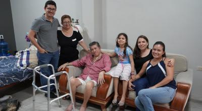 Walter Navas, sobreviviente de Covid-19, rodeado de su familia.