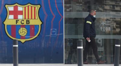 Agentes del Área Central de Delitos Económicos de los Mossos d'Esquadralas realizan un registro en las oficinas del Fútbol Club Barcelona en el marco de su investigación por el caso 'BarçaGate', el lunes 1 de marzo de 2021.