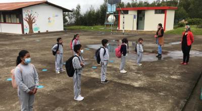 Estudiantes de la escuela 13 de Abril, ubicada en el cantón Pedro Moncayo, durante el regreso a clases, el 2 de marzo de 2021.