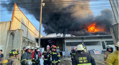 Al menos 400 bomberos acudieron a un incendio en el parque industrial de Guayaquil, el 3 de marzo de 2021.