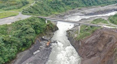 Una vista panorámica de los trabajos del personal de Celec en la instalación de un dique en el río Coca, en febrero de 2021.