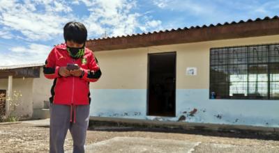 Un estudiante de Nabón, Azuay, mientras usa un teléfono inteligente conectado a Internet, el 5 de marzo de 2021. 