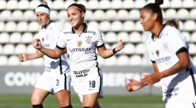 Las jugadoras de Corinthians celebran uno de los goles ante El Nacional por la Copa Libertadores femenina, el viernes 5 de marzo de 2021, en Buenos Aires.