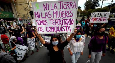 Decenas de mujeres marcharon en Quito este 7 de marzo de 2021, en conmemoración del Día Internacional de la Mujer.
