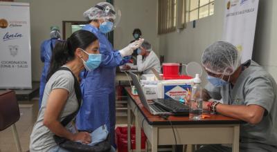 Médicos toman datos de una mujer que recibirá la vacuna contra el Covid-19, el 22 de enero de 2021-en Cuenca.