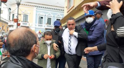 El presidente de la AME, Raúl Delgado, es asistido por sus colaboradores tras un incidente en el Centro de Quito, el 9 de marzo de 2021.