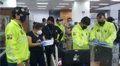 Agentes de la Policía allanaron las oficinas del SRI en Guayaquil la madrugada del 9 de marzo de 2021.