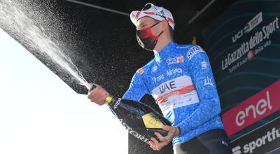 El ciclista Wout Van Aert celebra en el podio su victoria en la Etapa 1 de la Tirreno Adriático, el miércoles 10 de marzo de 2021.